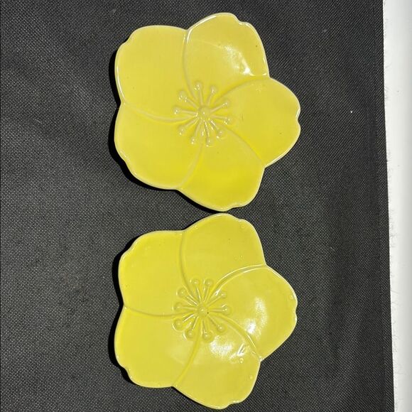 Yellow Flower-Shaped Ceramic Plates - Picture 2 of 6